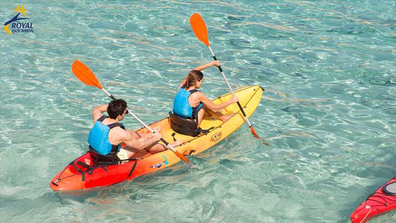 Trải nghiệm chèo kayak giữa biển xanh Eo Gió